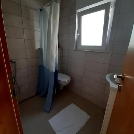 Gale Apartment *